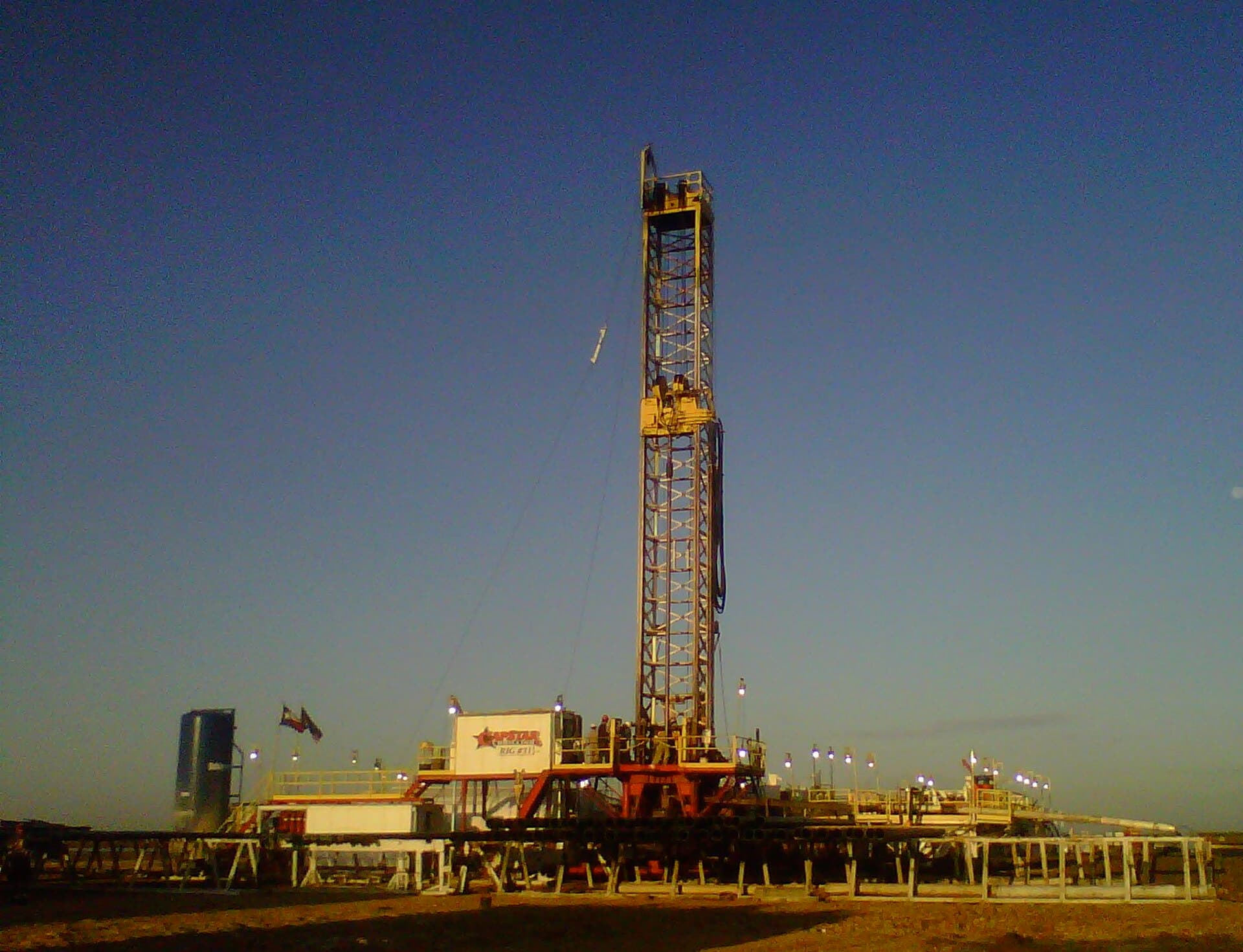 Буровая установка в сланцевом нефтяном бассейне